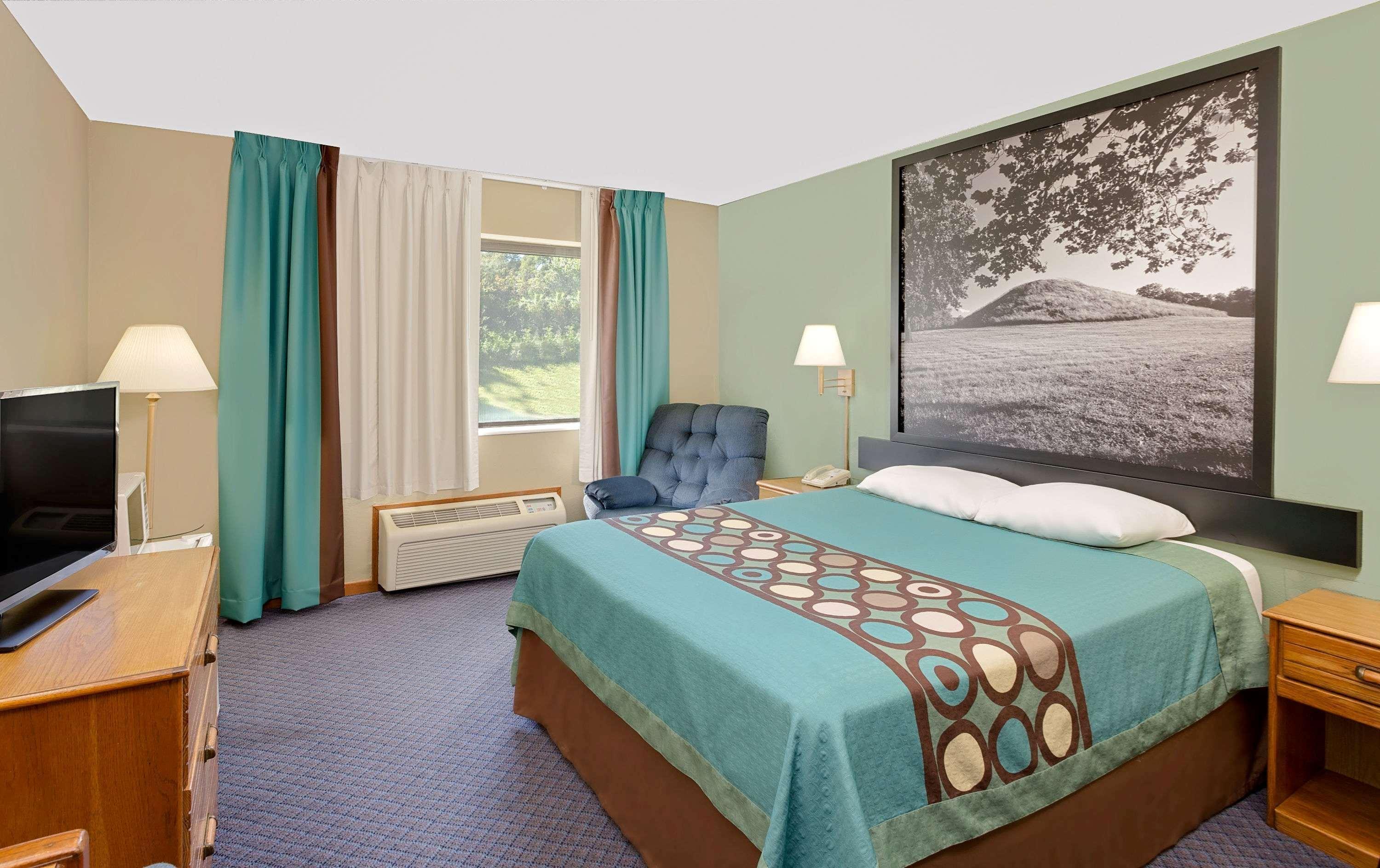 Super 8 By Wyndham Macomb Motel Bagian luar foto
